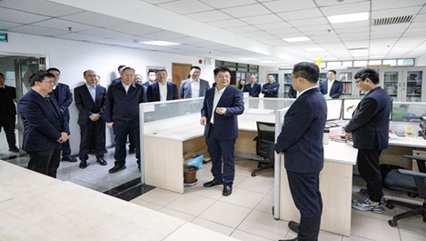 公司辅导班子马年首个工作日走访慰问总部机关员工